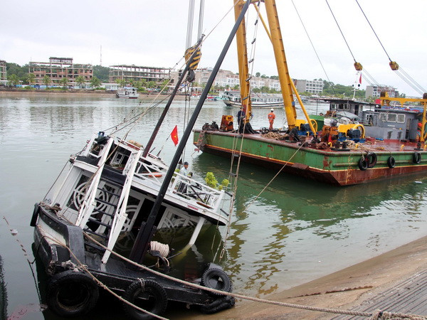 Chìm tàu du lịch khi đang neo đậu tại Cảng tàu quốc tế Tuần Châu ảnh 1