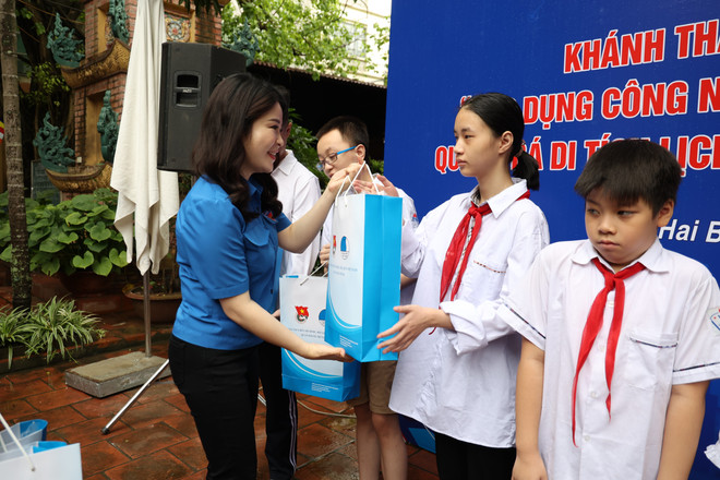 Bí thư Thành Đoàn Hà Nội Chu Hồng Minh trao quà tặng cho các em thiếu nhi phường Minh Khai có hoàn cảnh khó khăn. (Ảnh: Minh Hiếu/Vietnam+) anh6.JPG
