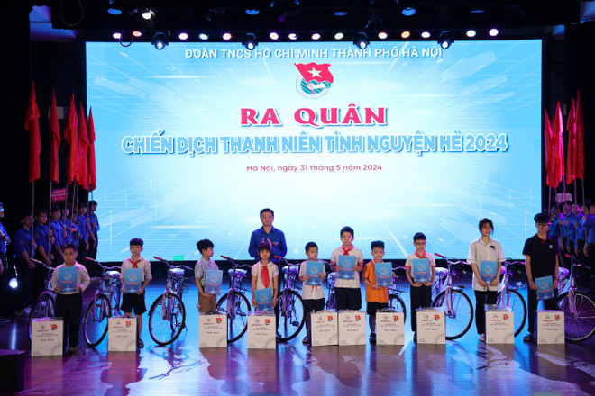 Đại diện Trung Ương Đoàn trao quà tặng, học bổng cho các em thiếu nhi, học sinh hoàn cảnh khó khăn có thành tích tốt. (Ảnh: Minh Hiếu/Vietnam+) anh2.JPG