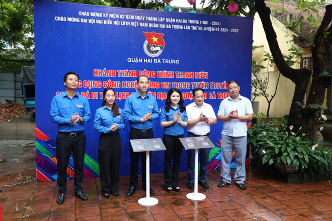 Ban lãnh đạo Thành đoàn Hà Nội cùng lãnh đạo địa phương khánh thành công trình mã QR code di tích lịch sử Chùa Hưng Ký (phường Minh Khai, quận Hai Bà Trưng, Hà Nội). (Ảnh: Minh Hiếu/Vietnam+) anh5.JPG
