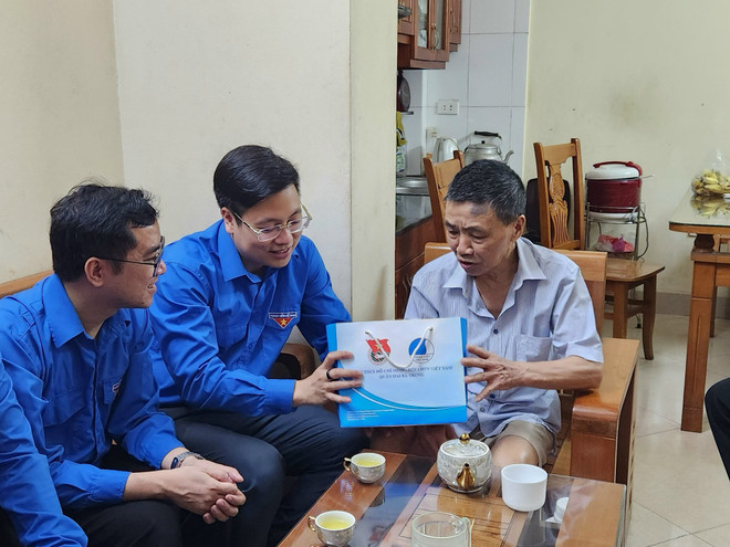 Thăm hỏi, tặng quà cho gia đình có hoàn cảnh khó khăn. (Ảnh: Minh Hiếu/Vietnam+) anh9.jpg