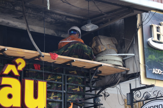 Lực lượng điện lực đang kiểm tra hiện trường. (Ảnh: PV/Vietnam+) 5Q8A3813.JPG