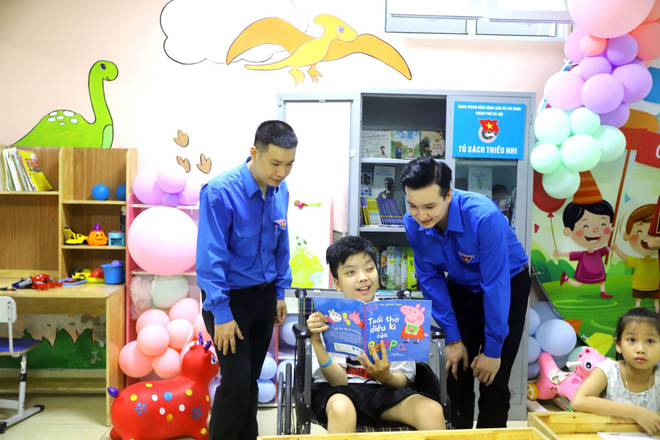Thăm hỏi, trao tặng Tủ sách thiếu nhi cho các em nhỏ tại Bệnh viên Y học cổ truyền Trung ương. (Ảnh: Minh Hiếu/Vietnam+) anh8.jpg