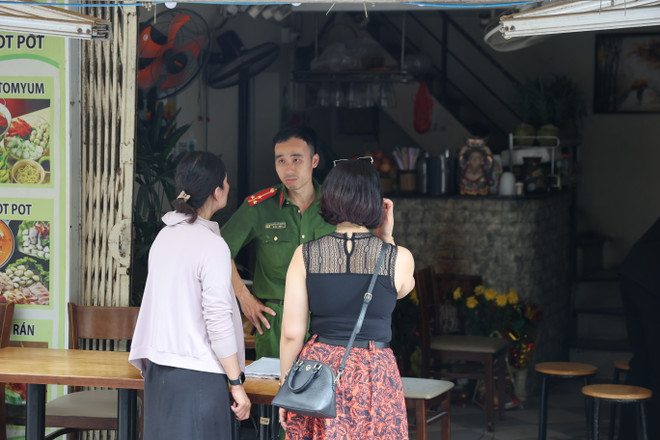 Cảnh sát khu vực đang điều tra hiện trường. (Ảnh: PV/Vietnam+) 5Q8A3820.JPG