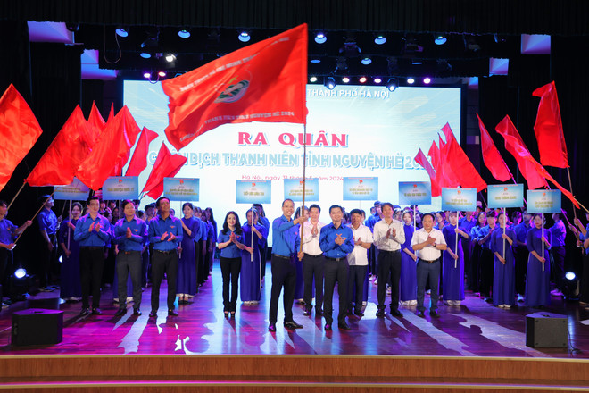 Anh Nguyễn Tiến Hưng, Phó Bí thư Thành Đoàn, Chủ tịch Hội Sinh viên Thành phố Hà Nội phất cờ phát động Chiến dịch Thanh niên tình nguyện Hè 2024. Ảnh: Minh Hiếu/Vietnam+) anh1.JPG