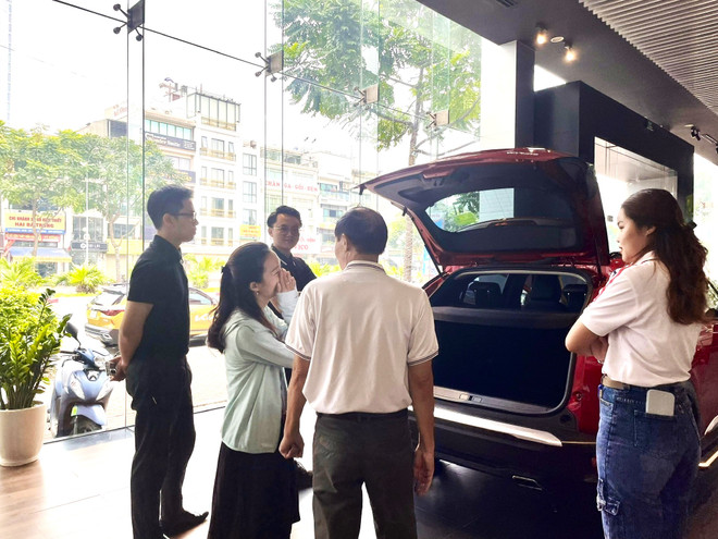 Nhiều khách hàng chuẩn bị mua xe có tâm lý chờ đợi, nghe ngóng. (Ảnh minh hoạ: PV/Vietnam+)) 393138346_713811690772825_7726293109950761717_n.jpg