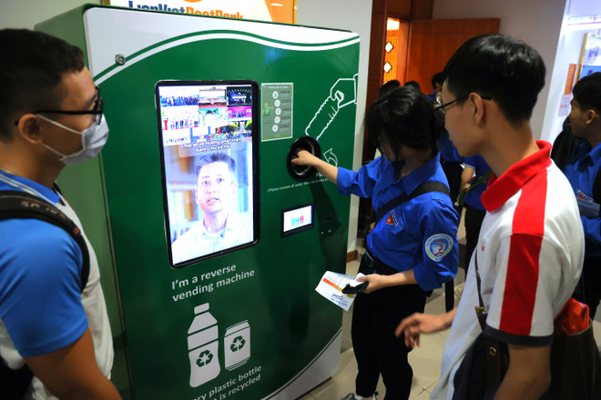 Giới thiệu mô hình thu gom rác thải nhựa bằng máy thông minh của các bạn sinh viên trường Đại học Kinh tế quốc dân. (Ảnh: Minh Hiếu/Vietnam+) anh4.JPG