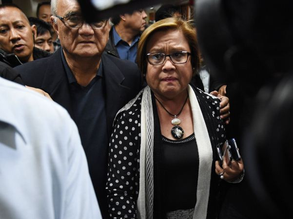 Philippines: Biểu tình phản đối ông Duterte sau vụ bắt nghị sĩ de Lima ảnh 1