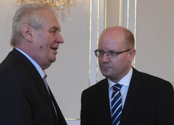 Thủ tướng Séc Bohuslav Sobotka bất ngờ rút lại quyết định từ chức ảnh 1