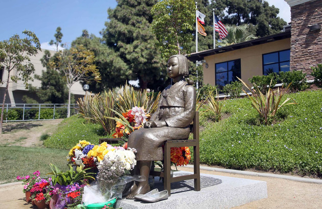 Tòa án Mỹ bác đơn kiện về tượng "phụ nữ mua vui" ở California ảnh 1