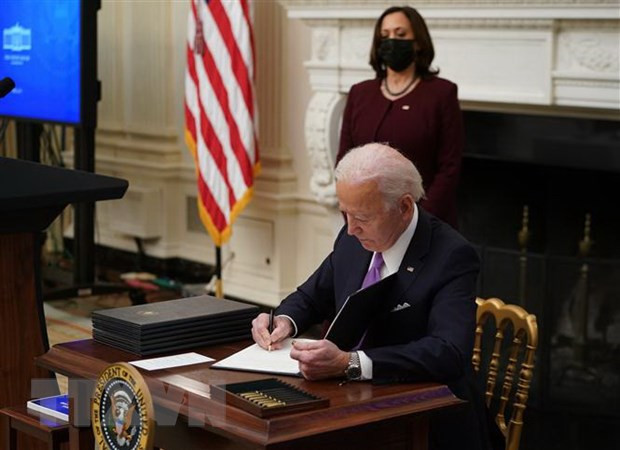 Tổng thống Mỹ Joe Biden ký một sắc lệnh tại Nhà Trắng ở Washington, DC, ngày 21/1/2021. (Ảnh: AFP/TTXVN) Ông D.Trump để lại cho ông J.Biden lựa chọn quân sự ở Trung Đông? ảnh 1