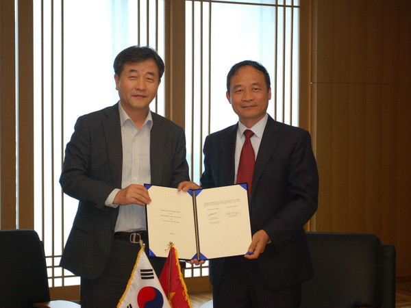 Phó Tổng giám đốc Lê Duy Truyền và ký Bản ghi nhớ hợp tác với Hãng thông tấn Yonhap (Hàn Quốc) năm 2015. (Nguồn: TTXVN) TTXVN dự hội nghị lãnh đạo các hãng thông tấn trên thế giới ảnh 1