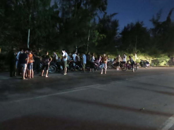 Hàng ngàn người dân chờ đón thi thể phi công Trần Quang Khải ảnh 2