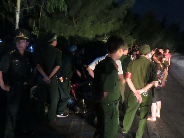 Hàng ngàn người dân chờ đón thi thể phi công Trần Quang Khải ảnh 1