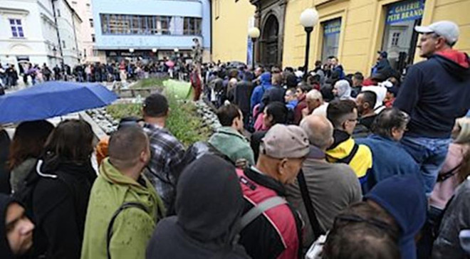 CH Séc phát hành tiền euro in chân dung danh ca nổi tiếng Karel Gott ảnh 1