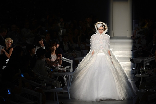 Những mẫu cưng của "ông hoàng" Karl Lagerfeld trong 20 năm qua ảnh 18