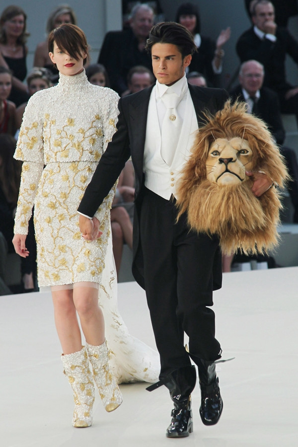 Những mẫu cưng của "ông hoàng" Karl Lagerfeld trong 20 năm qua ảnh 16