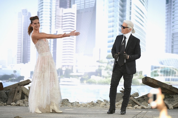 Những mẫu cưng của "ông hoàng" Karl Lagerfeld trong 20 năm qua ảnh 17