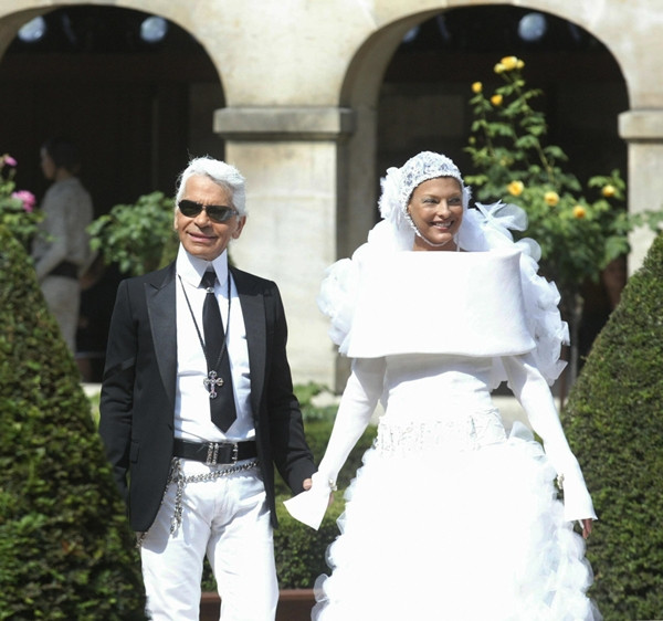 Những mẫu cưng của "ông hoàng" Karl Lagerfeld trong 20 năm qua ảnh 8