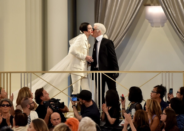 Những mẫu cưng của "ông hoàng" Karl Lagerfeld trong 20 năm qua ảnh 1