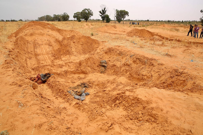 Phát hiện ngôi mộ tập thể ở thành phố Tarhuna của Libya ảnh 1