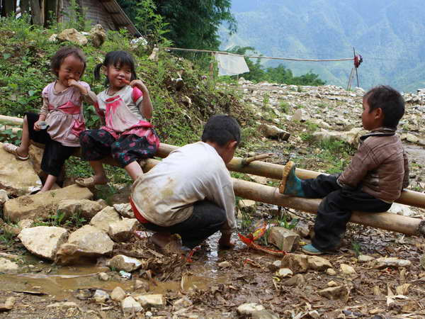"Chăn ấm" chia sẻ khó khăn với trẻ em vùng cao Tây Bắc ảnh 1