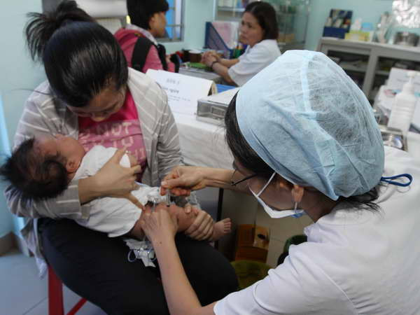 Kon Tum: Bé tử vong sau tiêm không liên quan tới vắcxin ảnh 1