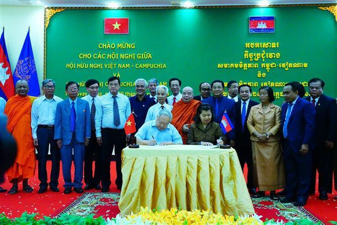 Đại diện Hội Hữu nghị hai nước Việt Nam-Campuchia ký thông cáo chung. (Ảnh: Trần Long/TTXVN) Hội Hữu nghị Việt Nam-Campuchia hoạt động có chiều sâu và hiệu quả ảnh 2