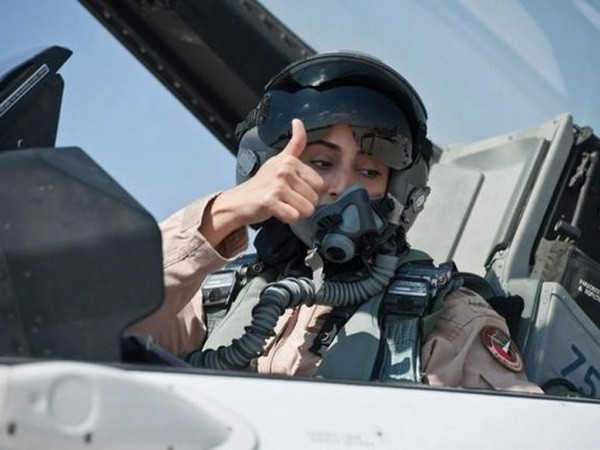 Nữ phi công đầu tiên của UAE chỉ huy nhiệm vụ chống lại IS ảnh 1