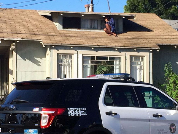 Một người phụ nữ leo lên mái nhà để trốn kẻ lạ mặt đột nhập ảnh 2