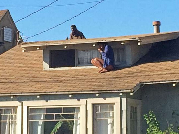 Một người phụ nữ leo lên mái nhà để trốn kẻ lạ mặt đột nhập ảnh 1