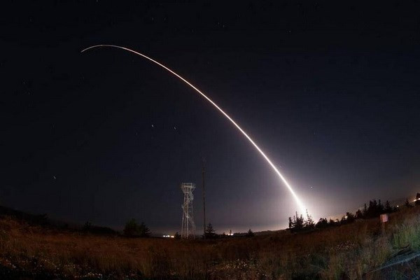 Tên lửa Minuteman 3 được phóng từ căn cứ không quân Vandenberg trong một cuộc thử nghiệm. Ảnh minh họa. (Nguồn: U.S. Air Force) Mỹ sẽ tiến hành vụ thử tên lửa phòng không trước cuối năm nay ảnh 1