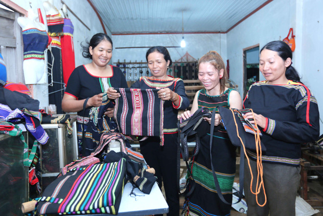 Độc đáo nghệ thuật tạo hình trên vải thổ cẩm của người Ê đê ảnh 4