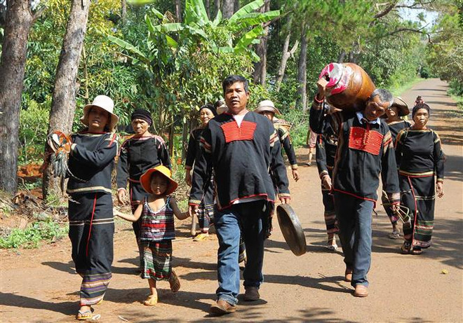 Độc đáo nghệ thuật tạo hình trên vải thổ cẩm của người Ê đê ảnh 1