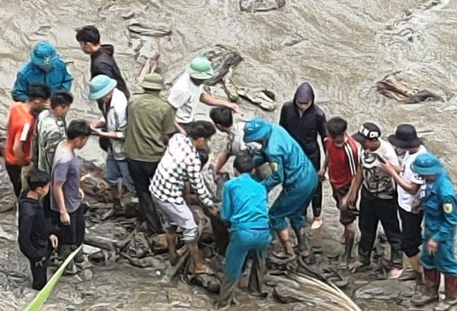 Lào Cai: Tìm thấy thi thể nạn nhân bị lũ cuốn trôi trong hồ thủy điện ảnh 1