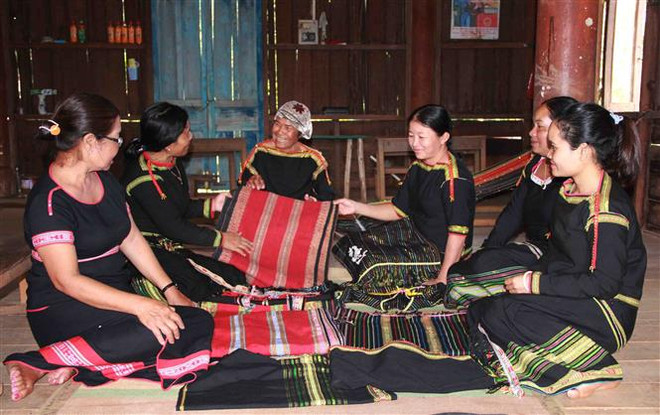 Độc đáo nghệ thuật tạo hình trên vải thổ cẩm của người Ê đê ảnh 3