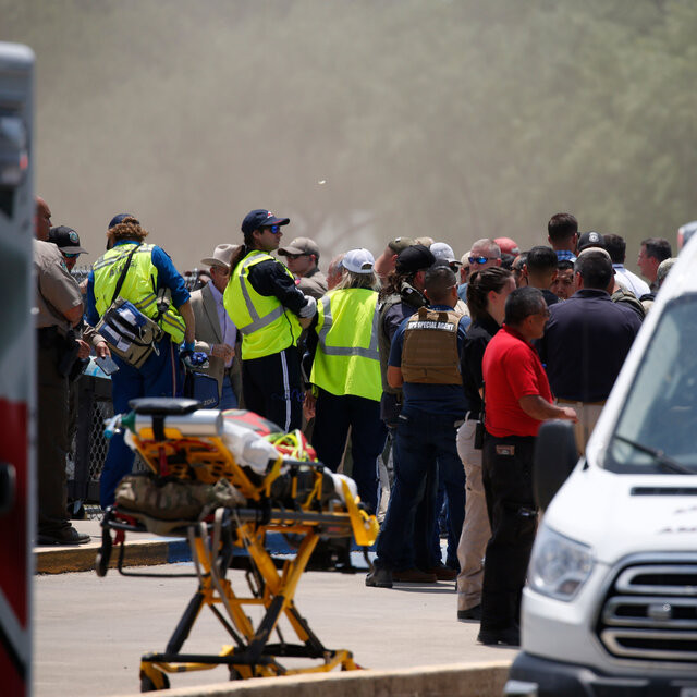 Mỹ: Xả súng đẫm máu ở trường học, 14 học sinh và thầy giáo thiệt mạng ảnh 1