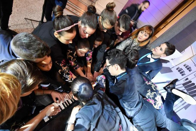 20 nghệ sỹ Bosnia lập kỷ lục Guinness về chơi đàn dương cầm ảnh 1