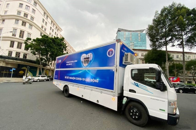 Chiếc xe xét nghiệm lưu động do Ngân hàng TMCP Sài Gòn (SCB) và Tập đoàn Vạn Thịnh Phát tặng Thành phố Hồ Chí Minh. (Ảnh: TTXVN phát) Thành phố Hồ Chí Minh tiếp nhận 10 xe xét nghiệm COVID-19 lưu động ảnh 1