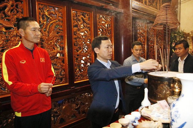 Đội tuyển Nữ U20 Việt Nam dâng hương tưởng niệm các Vua Hùng ảnh 2