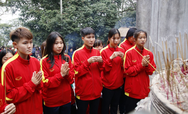 Đội tuyển Nữ U20 Việt Nam dâng hương tưởng niệm các Vua Hùng ảnh 1