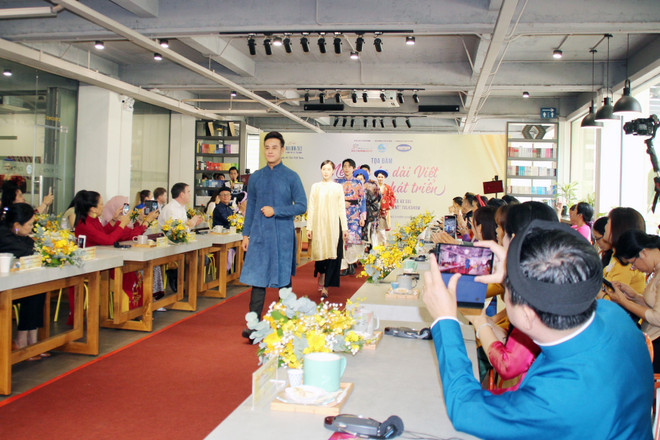 TP.HCM: Giới thiệu nét đẹp áo dài Việt đến đại diện cơ quan ngoại giao ảnh 2