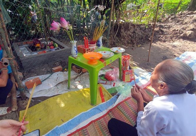 Nhiều người hiếu kỳ đến xem và thắp hương cúng vái. (Ảnh: Lê Sen/TTXVN) Kiên Giang: Người dân đổ xô đến xem, lập bàn thờ cúng 'hoa thánh' ảnh 1