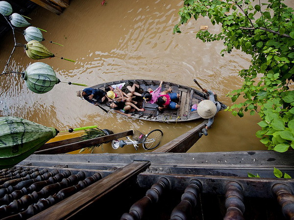 Tác phẩm ''Hội An mùa lũ'' của tác giả Ngô Thanh Minh. Triển lãm 100 tác phẩm xuất sắc nhất Cuộc thi ảnh Di sản Việt Nam ảnh 1
