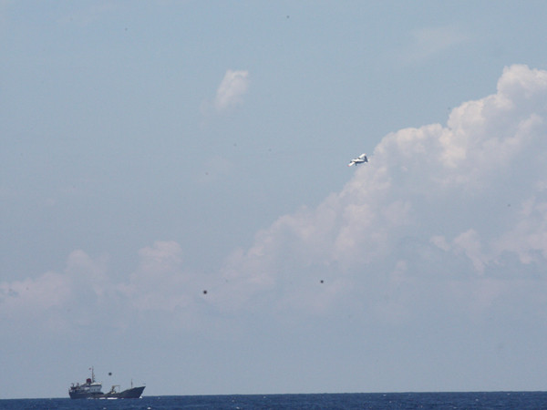 [Photo] Máy bay Trung Quốc xuất hiện, do thám tàu chấp pháp Việt Nam ảnh 2