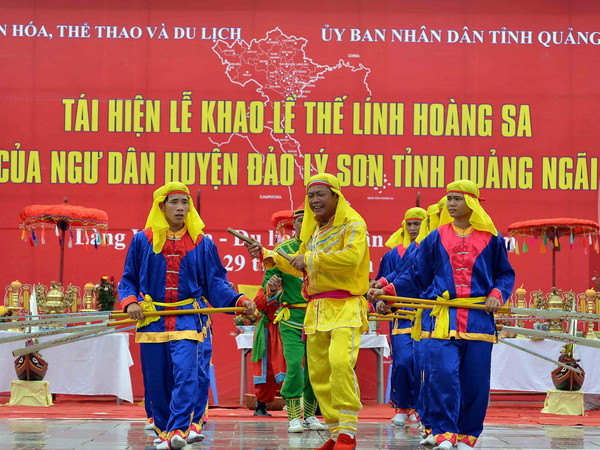 Tái hiện Lễ Khao lề thế lính Hoàng Sa của ngư dân Lý Sơn ảnh 1