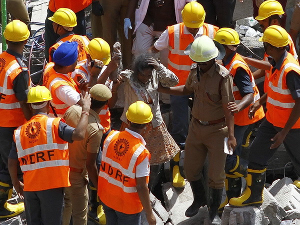 [Photo] Vụ sập nhà tại Ấn Độ, làm ít nhất 9 người chết ảnh 3