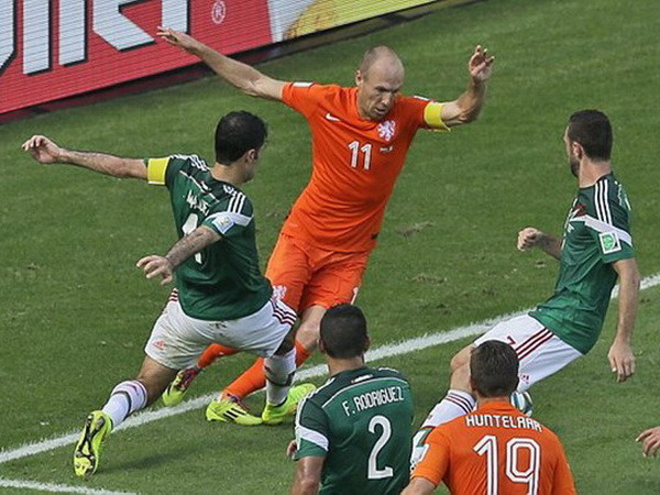 Robben ghi dấu giày trong cả hai bàn thắng của Hà Lan. (Nguồn: AP) Chiến thắng của Hà Lan trước Mexico qua hình ảnh 3D ảnh 1