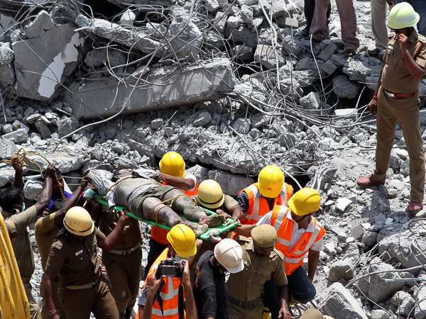 [Photo] Vụ sập nhà tại Ấn Độ, làm ít nhất 9 người chết ảnh 2