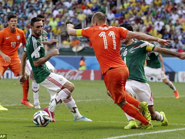 Cận cảnh "cú ngã định mệnh" của Robben đưa Hà Lan vào tứ kết ảnh 3